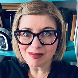 Caroline Silver - LinkedIn Photo
